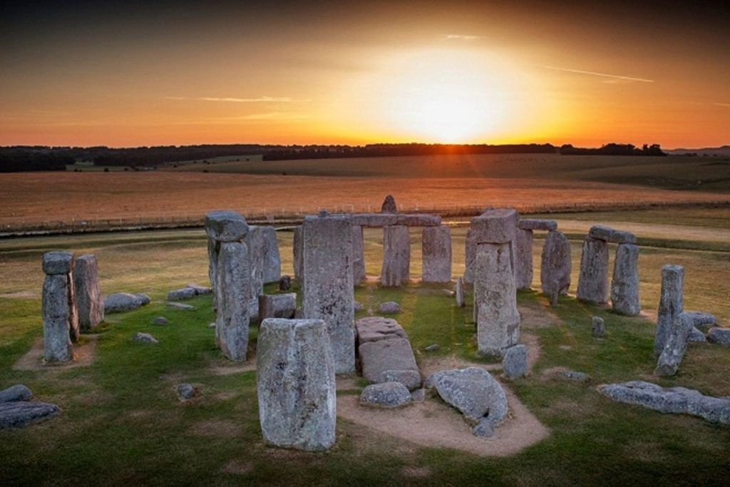 Stonehenge & Windsor Castle Tour from London