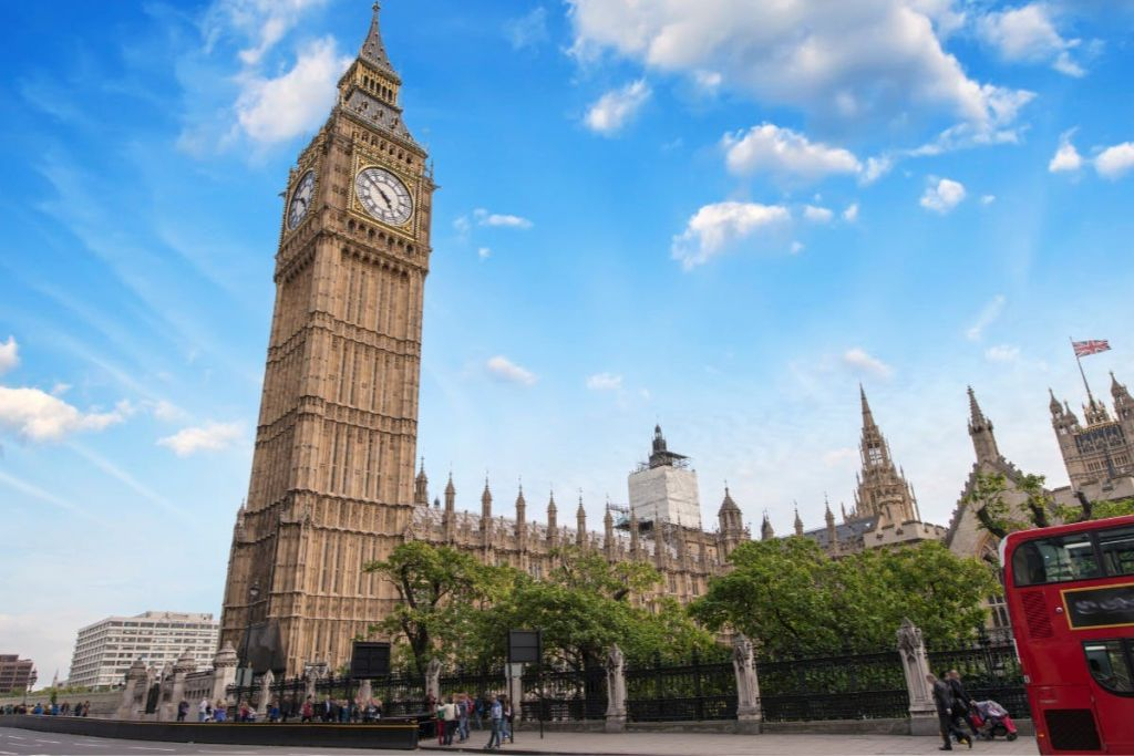 London: 30+ Iconic Sights Guided Walking Tour