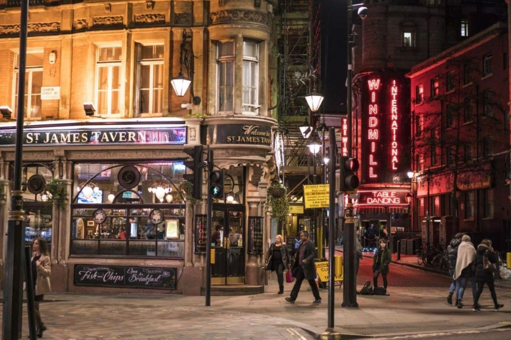 London: Central Food Tour with 10+ Tastings & Changing of the Guard