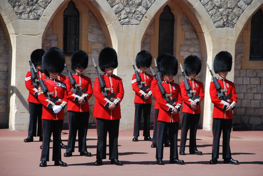 London: Central Food Tour with 10+ Tastings & Changing of the Guard
