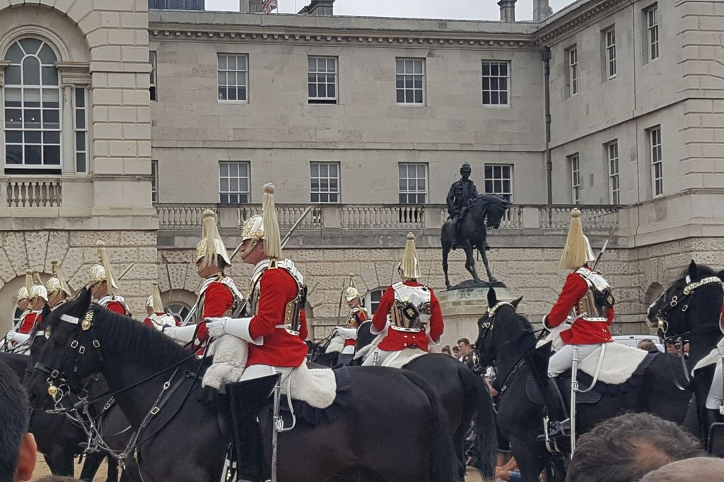 London: Central Food Tour with 10+ Tastings & Changing of the Guard
