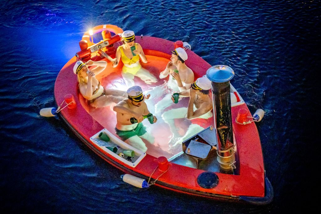 London: Hot Tub Boat Guided Historical Docklands Cruise