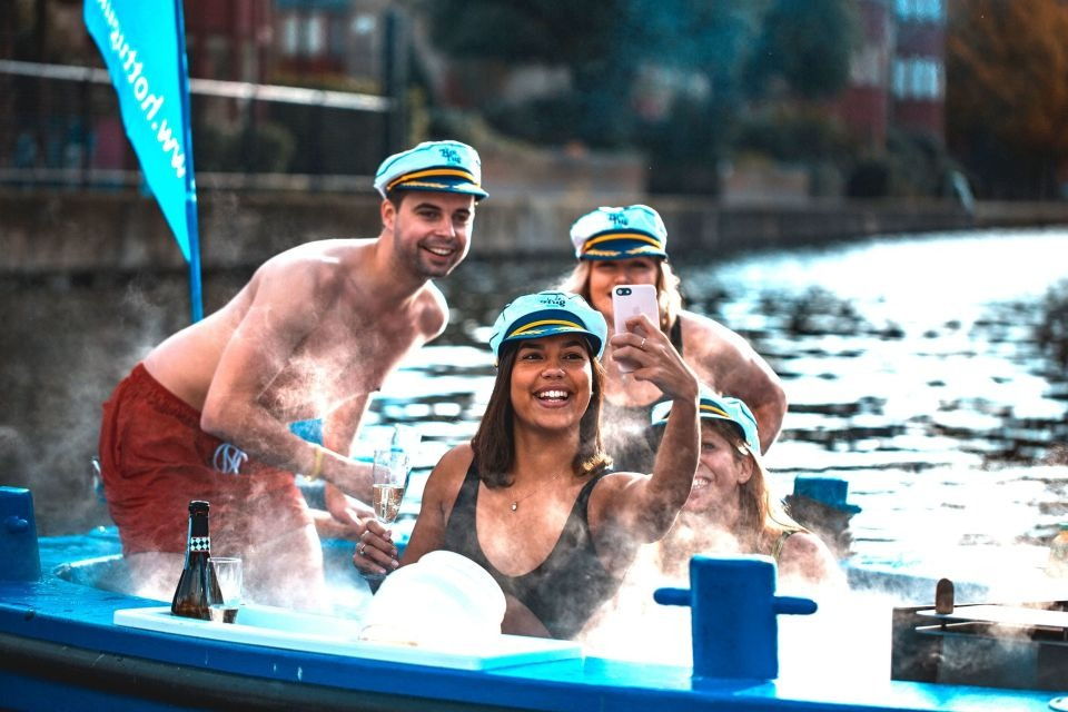 London: Hot Tub Boat Guided Historical Docklands Cruise