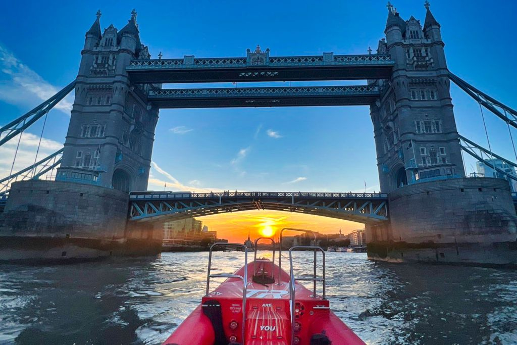 Thames Rockets: experiência de lancha à noite