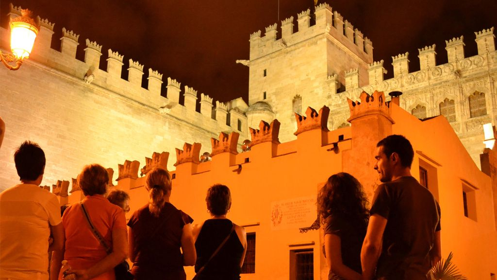An enigmatic night to the moon of Valencia