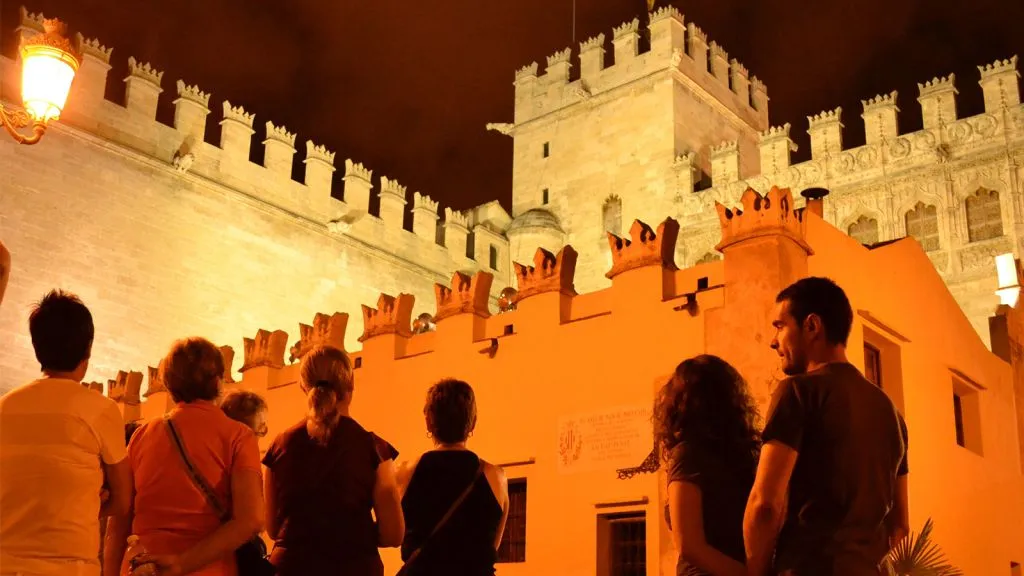 An enigmatic night to the moon of Valencia