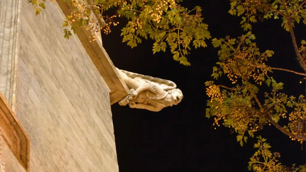 An enigmatic night to the moon of Valencia