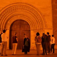 An enigmatic night to the moon of Valencia