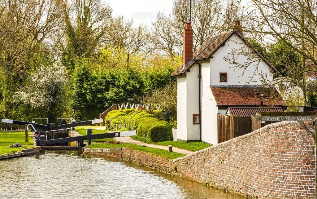 Passeios Pedestres Imediatos de Warwickshire Immersive Self-Guided