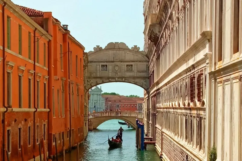 Giro in gondola attraverso il Ponte dei Sospiri e il Bacino di San Marco