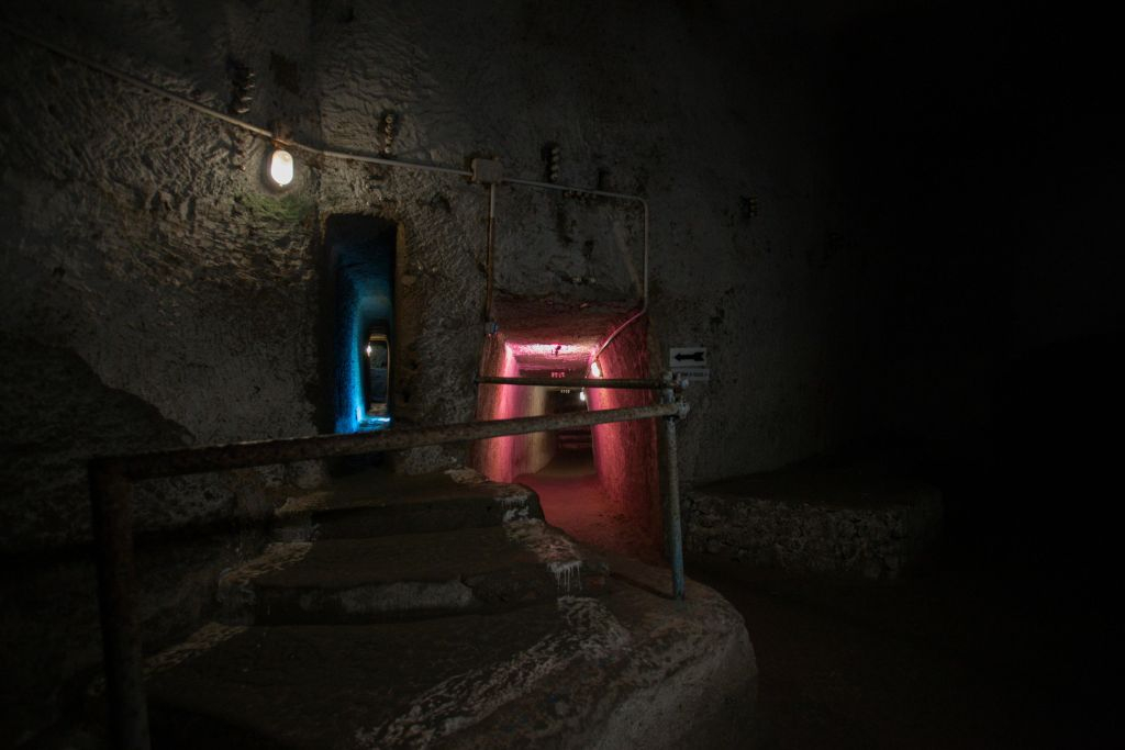Naples: Spanish Quarters Underground Guided Tour