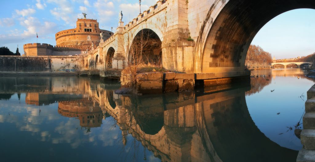 Rome: Tiber Sunset Cruise with Aperitif