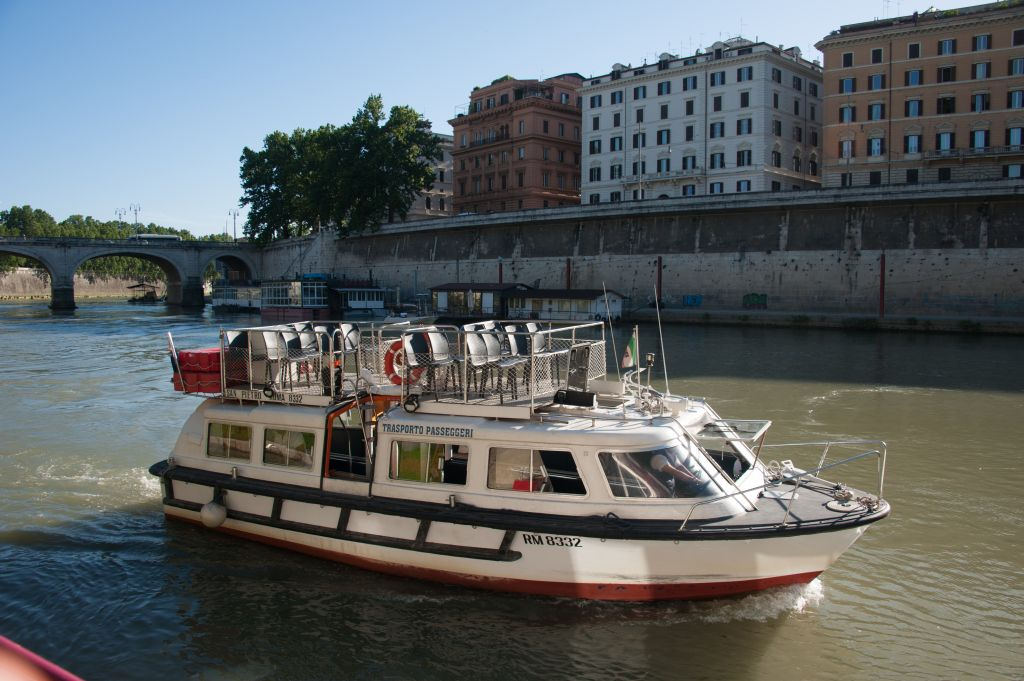 Rome: Tiber Sunset Cruise with Aperitif