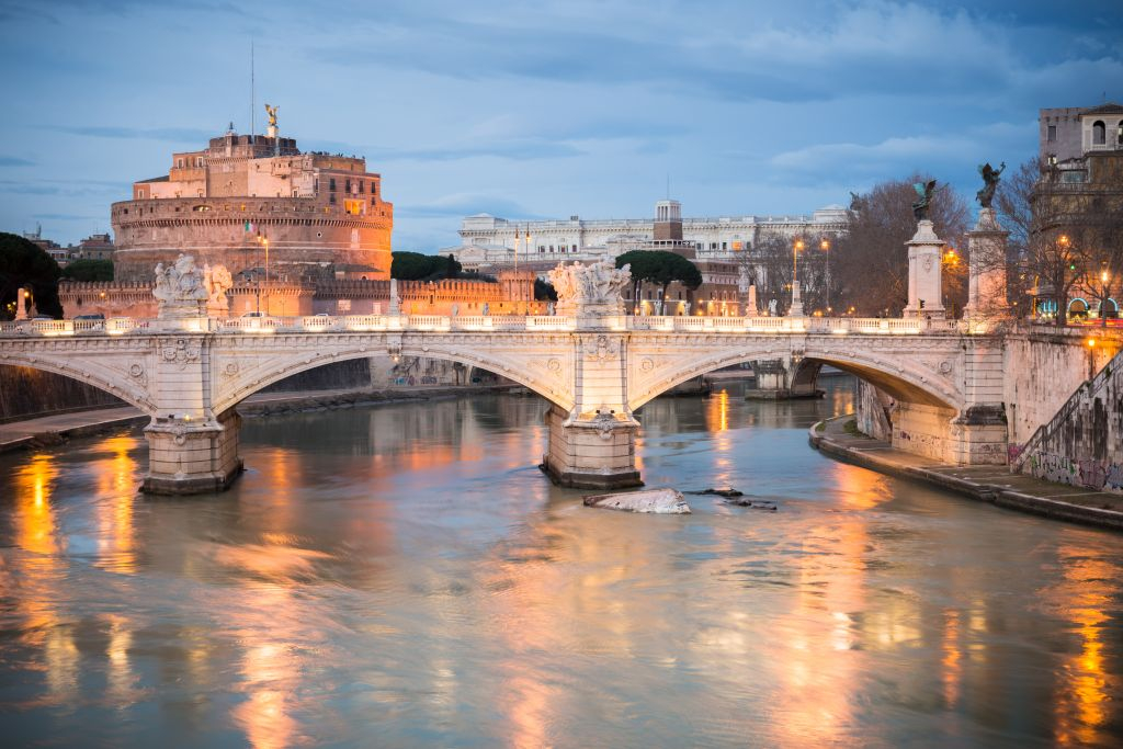 Rome: Tiber Sunset Cruise with Aperitif