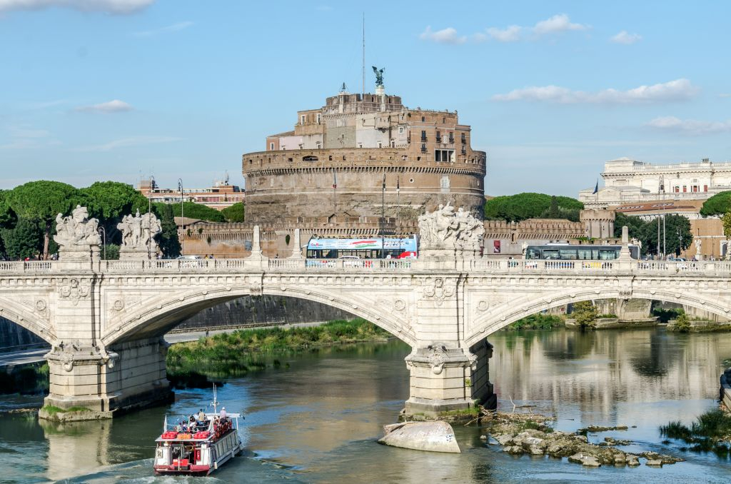 Rome: Tiber Sunset Cruise with Aperitif