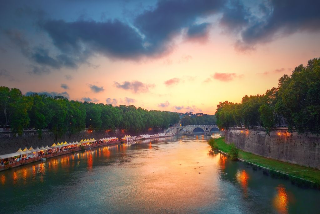 Rome: Tiber Sunset Cruise with Aperitif