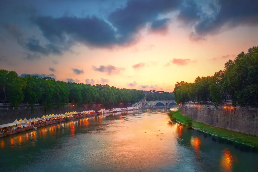 Rome: Tiber Sunset Cruise with Aperitif