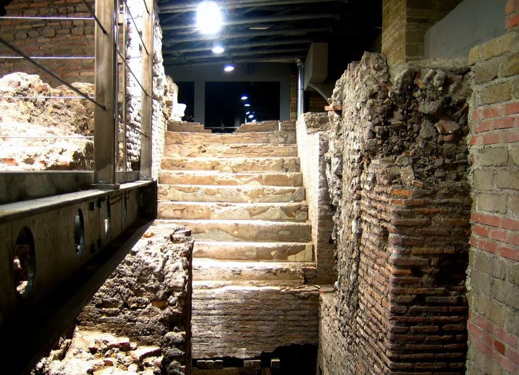 Trevi Fountain Rome: Underground Domus Guided Tour