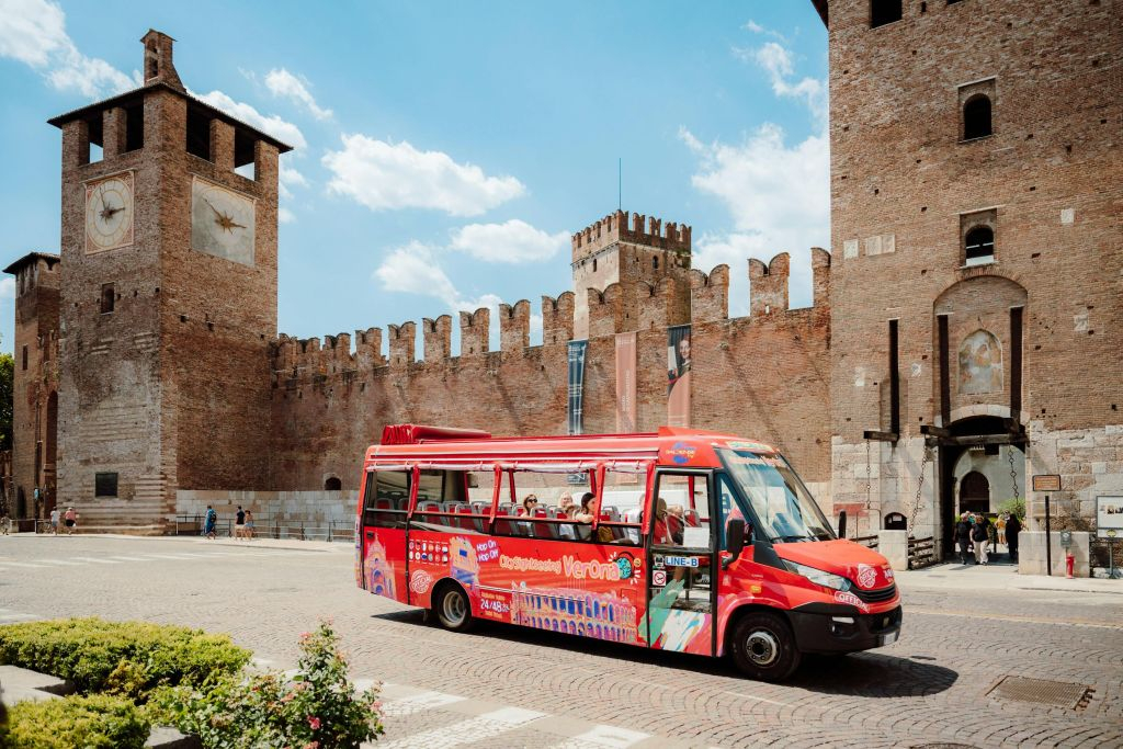 Autocarro hop-on hop-off em Verona