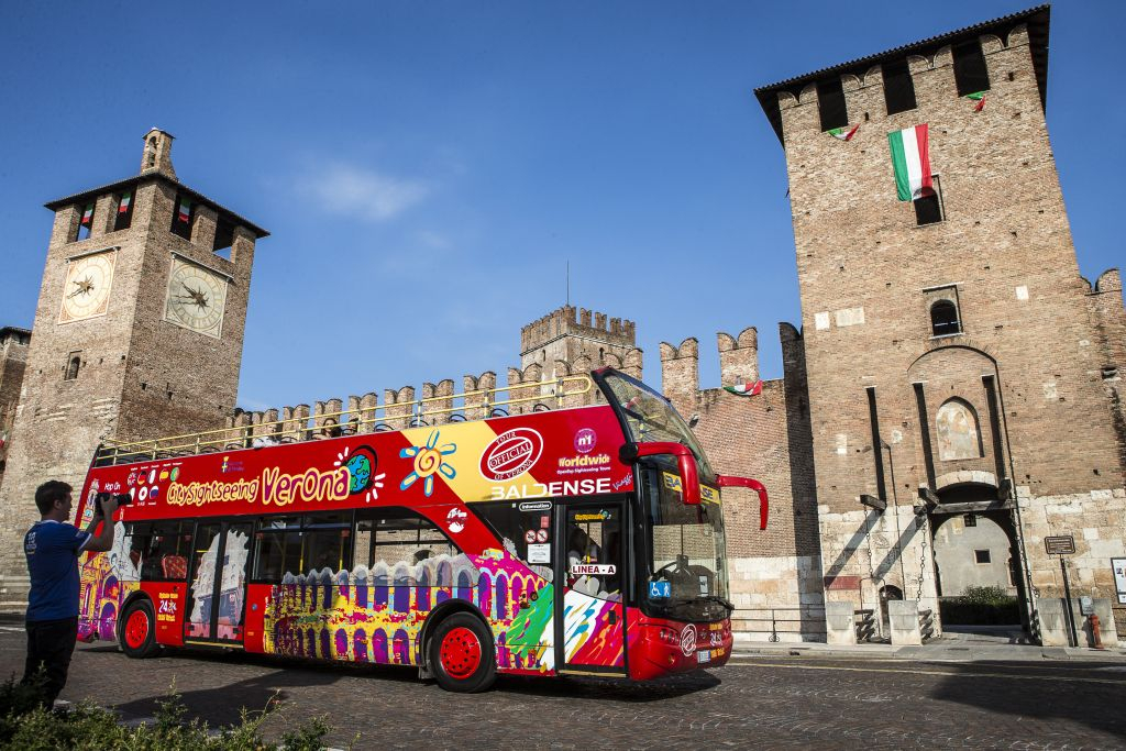 Autocarro hop-on hop-off em Verona