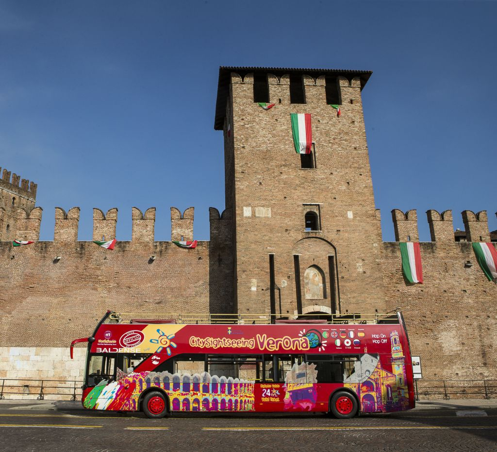 Autocarro hop-on hop-off em Verona