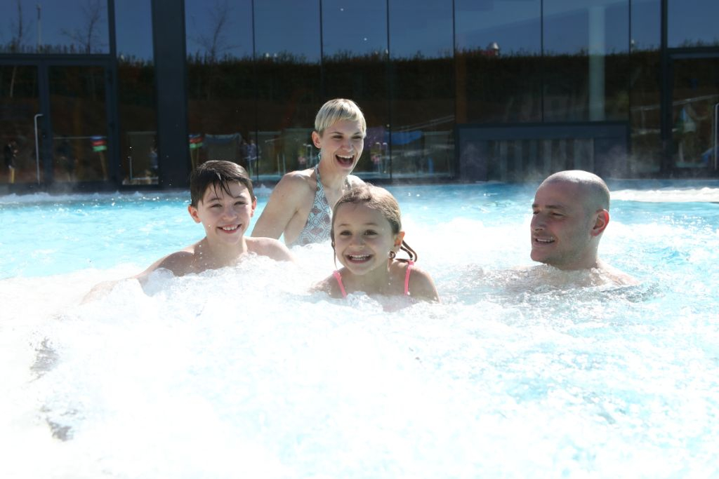 Acquaworld: Parque acuático interior y exterior