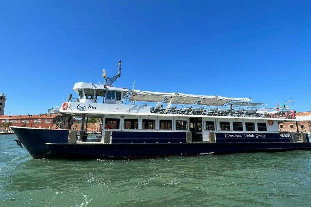 Murano, Burano and Torcello: Afternoon Boat Tour from Train station