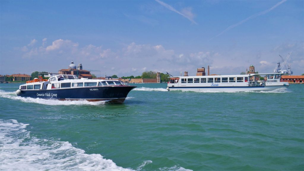 Murano, Burano and Torcello: Afternoon Boat Tour from Train station