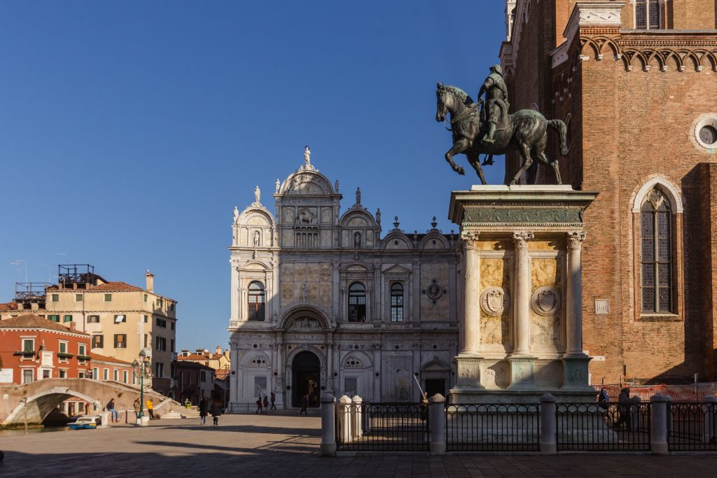 Venezia nascosta: Insolito tour a piedi + Giro in gondola