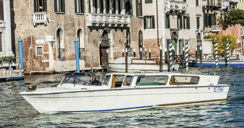Venecia: Taxi acuático a la estación de Santa Lucía desde el hotel