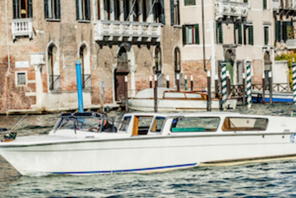 Venecia: Taxi acuático a la estación de Santa Lucía desde el hotel