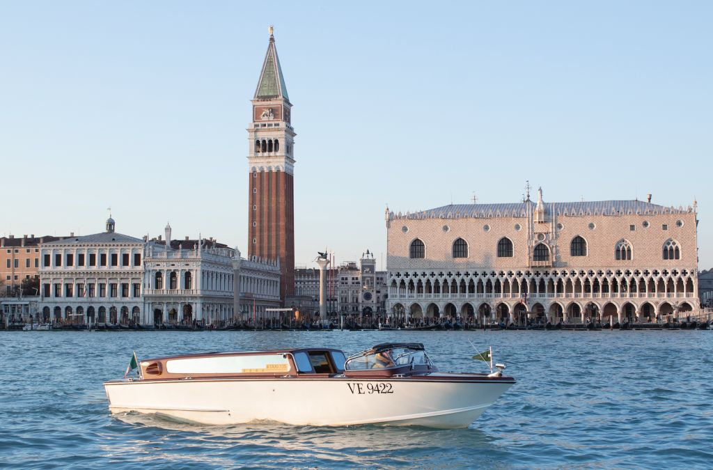 Venecia: Taxi acuático a la estación de Santa Lucía desde el hotel