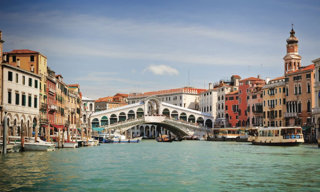 Venice Grand Canal: Guided Boat Tour for Small Group