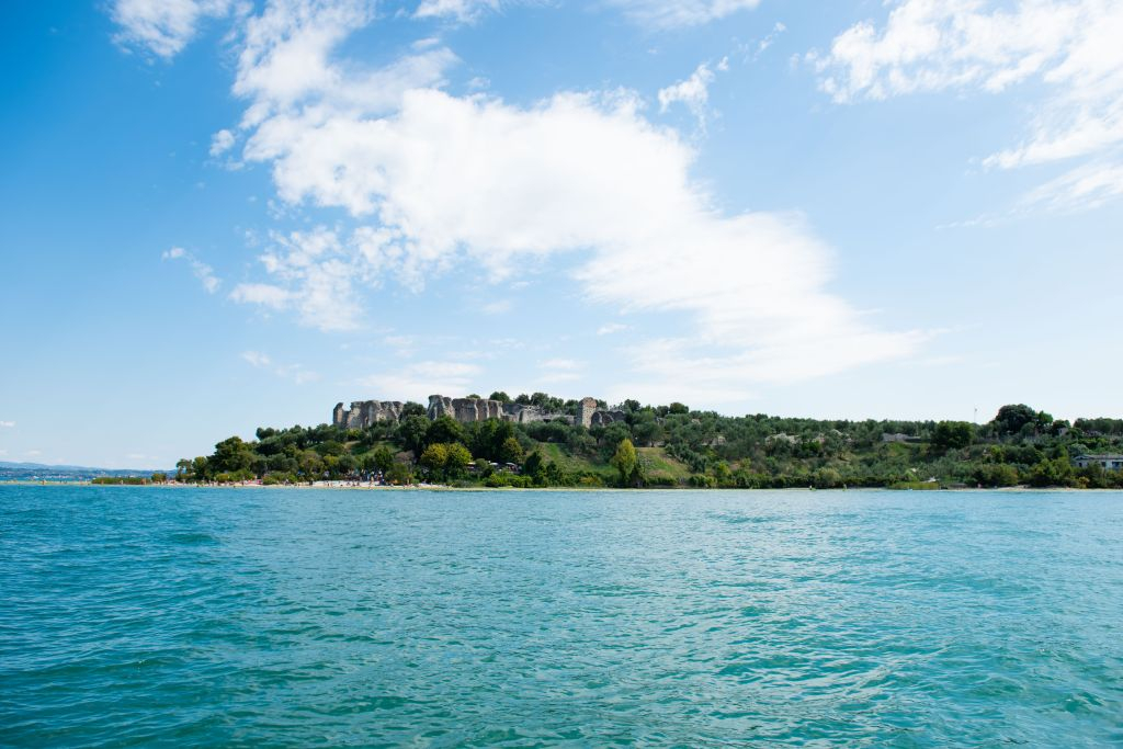 Lake Garda: 4-Hr Boat Tour with Scaliger Castles + Wine Tasting from Sirmione