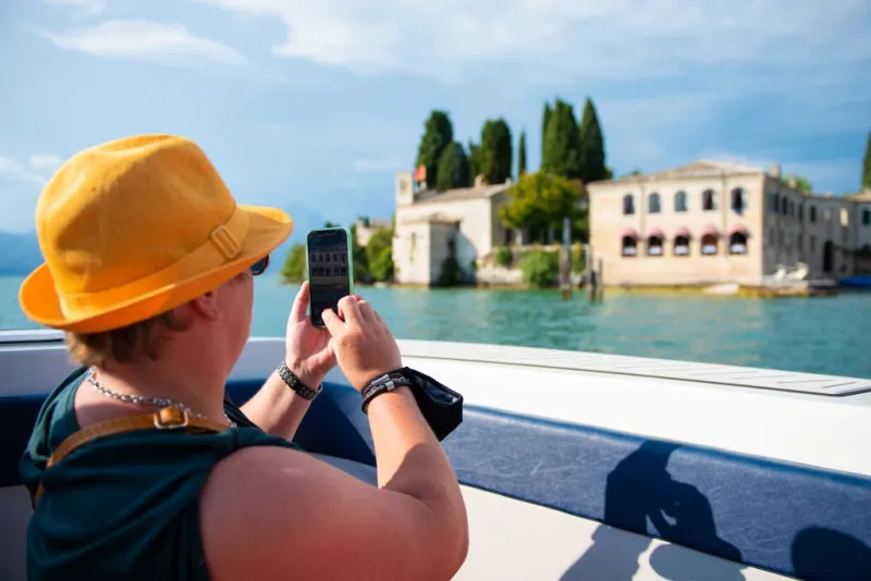 Lago di Garda: Tour in Barca di 4 Ore con Degustazione di Vini da Sirmione