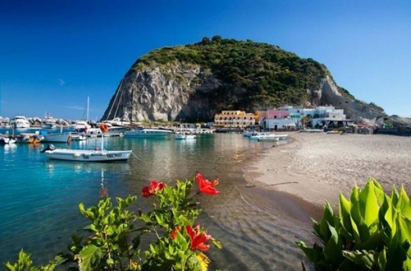 Ischia Island: Day Tour from Naples with Lunch