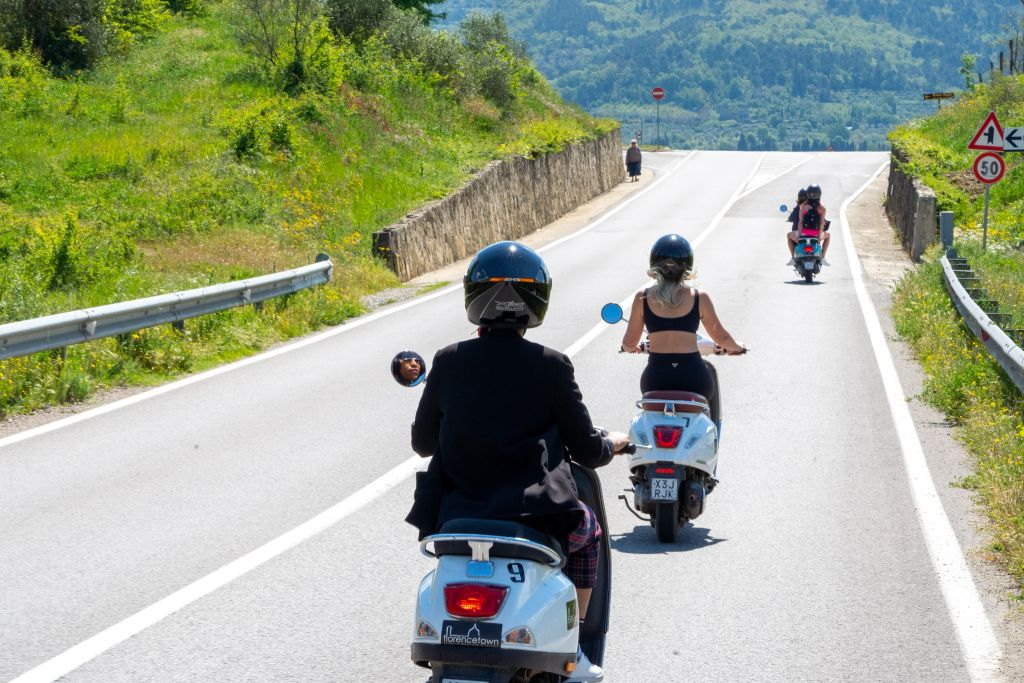 Tuscany: Small Group Tour by Vespa + Lunch
