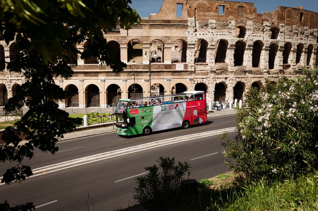 IOBUS Rome: Hop-on Hop-off Bus + Castel Romano Outlet