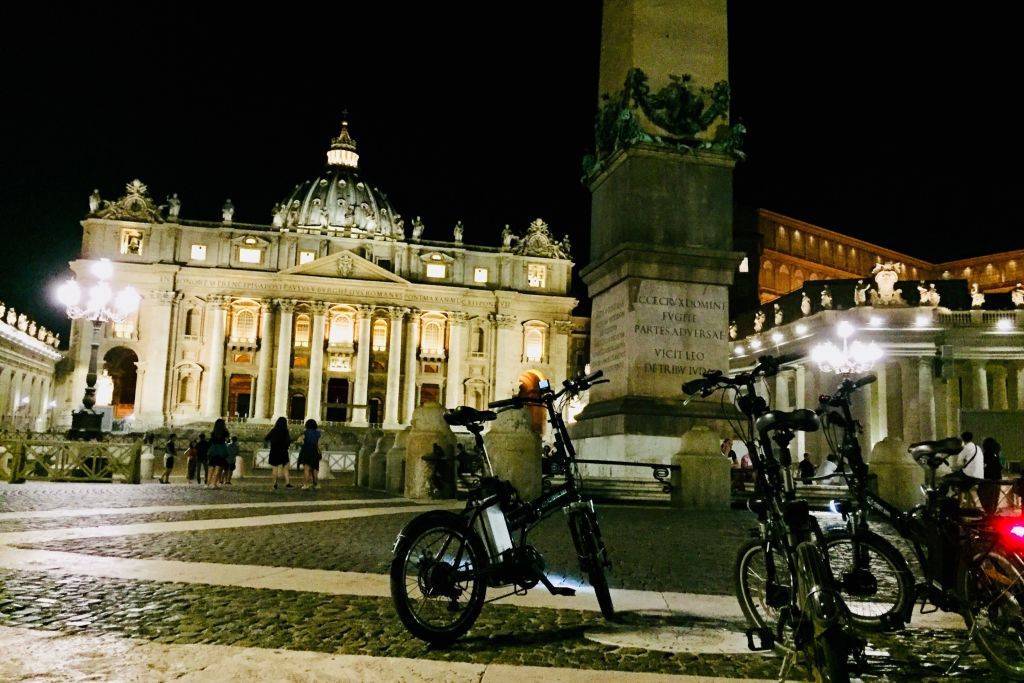Roma de noche: Visita guiada en bicicleta eléctrica con degustación de salami, queso y vino