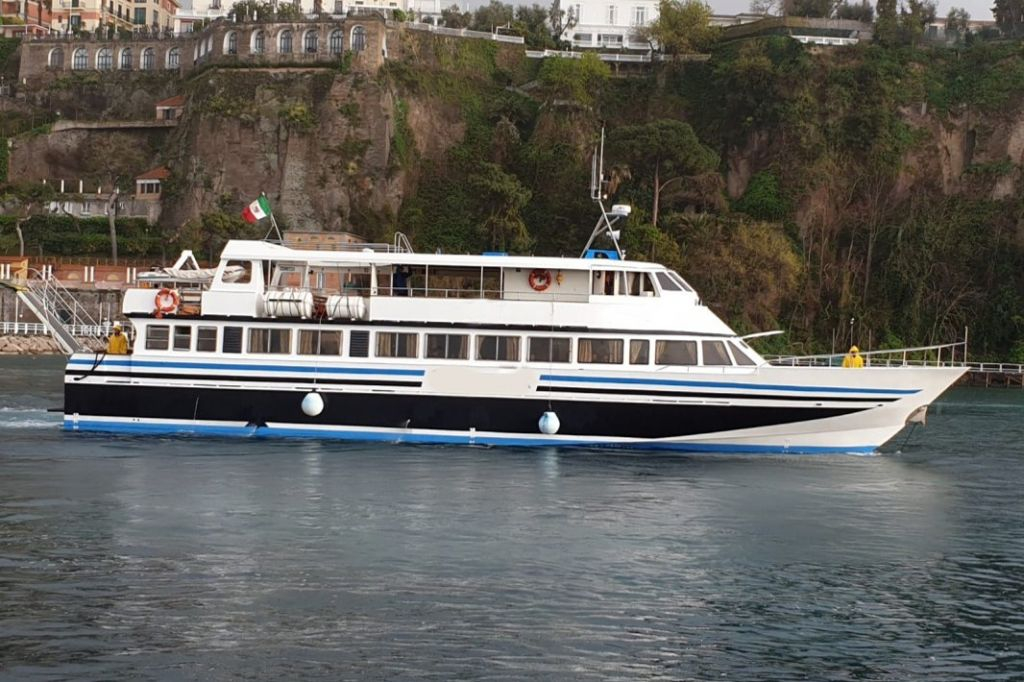 Positano & Amalfi: Cruise from Sorrento