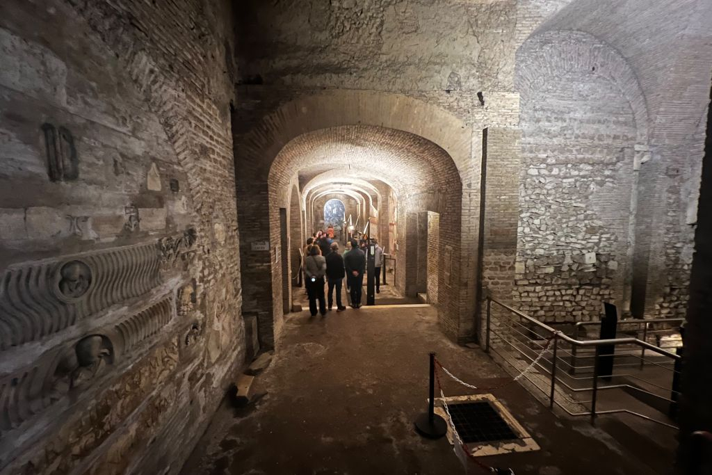 Basilica San Clemente: Underground Guided Tour