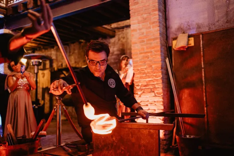 Murano: Dimostrazione di soffiatura del vetro presso la Cattedrale del Vetro