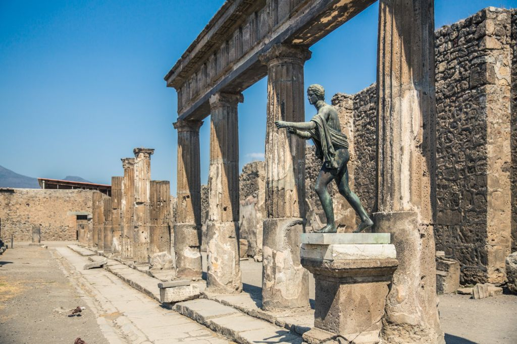 Pompeii: Skip The Line Entry & Guided Tour + Roundtrip from Sorrento