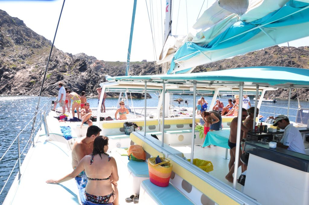 Magic Catamarans - Excursiones en catamarán por Roses (Costa Brava)