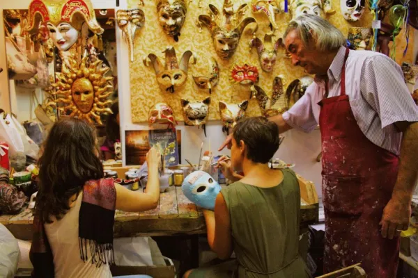 Creazione di Maschere di Carnevale a Venezia