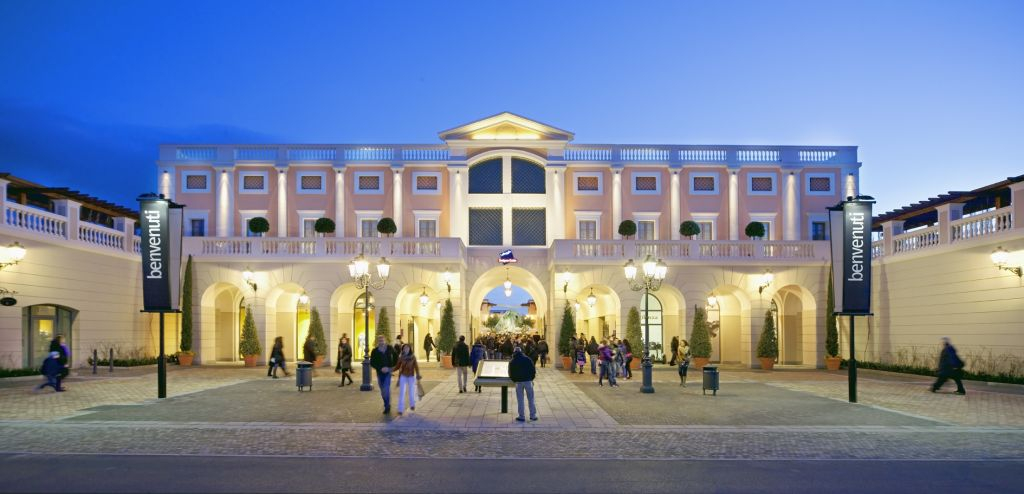 La Reggia Designer Outlet: Roundtrip Shuttle Transfer from Naples