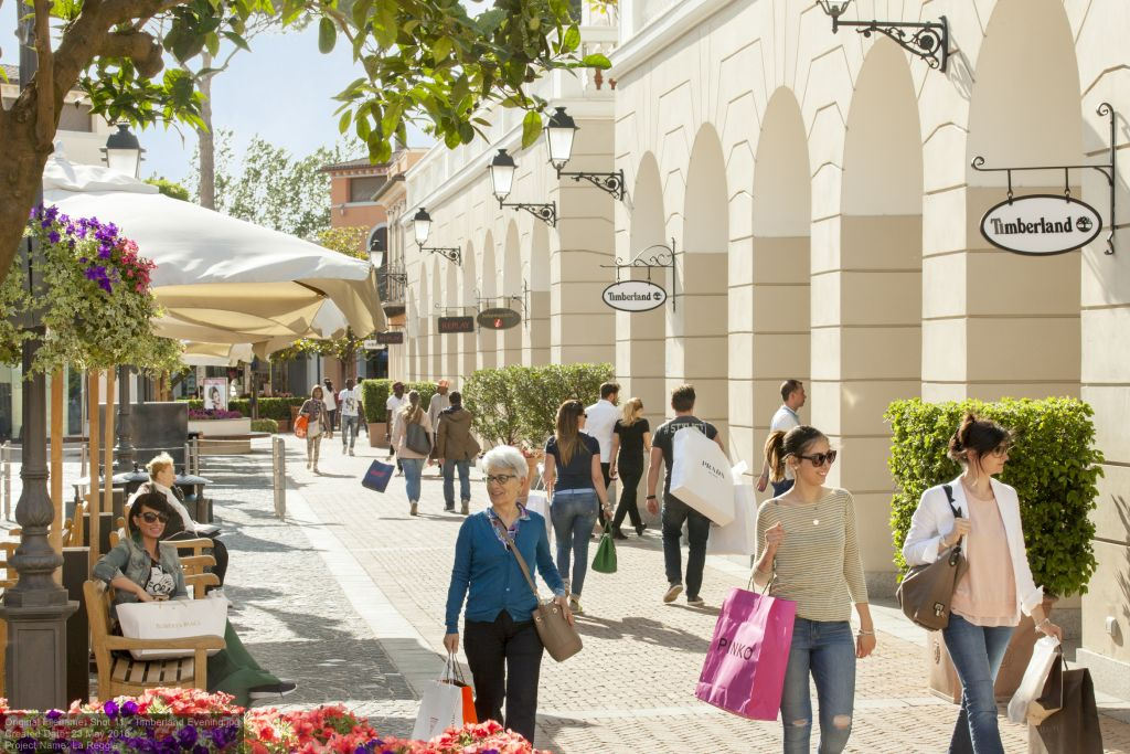 La Reggia Designer Outlet: Roundtrip Shuttle Transfer from Naples