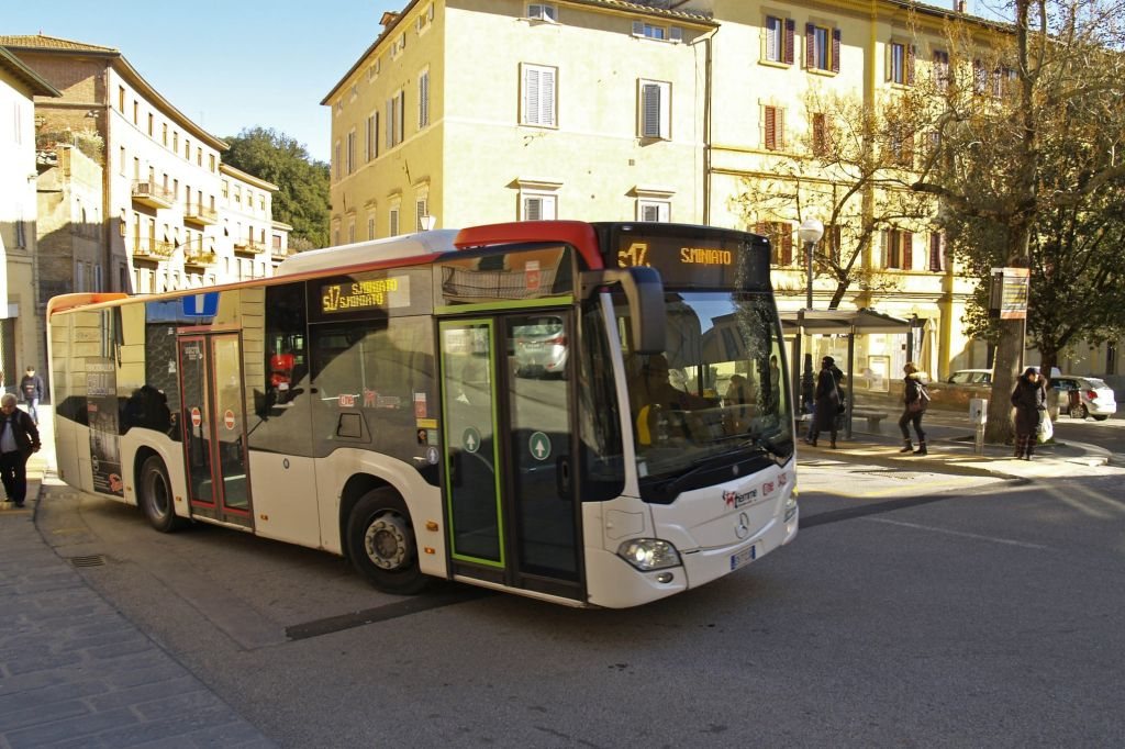 Desde Roma: Aeropuerto de Fiumicino Terminal 3 a la Estación de Autobuses de Grosseto en Autobús