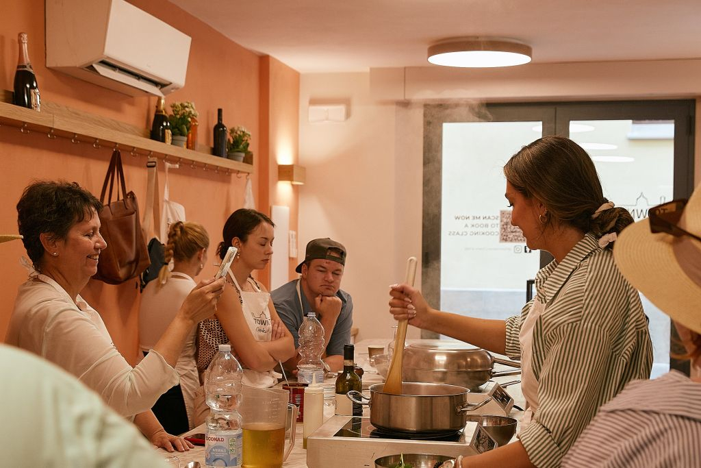 Florence: Walking Food Tour + Cooking Class with Wine