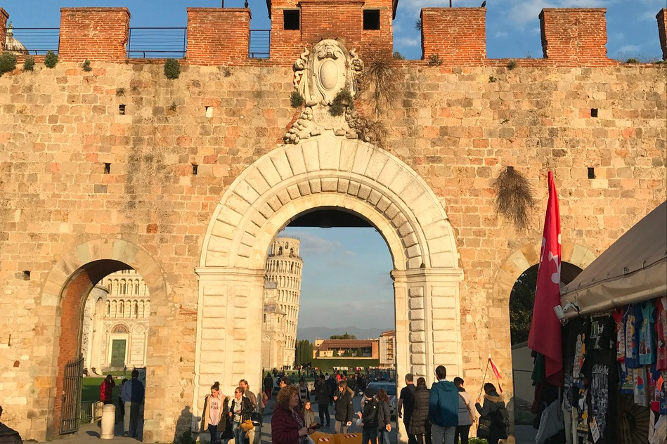 Pisa: Biglietto d'ingresso alla Torre di Pisa + Tour guidato e degustazione di vini